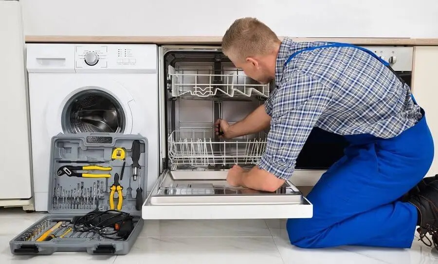 Kandıra Termoteknik servisi teknisyen ekibi beyaz eşya tamiri yaparken